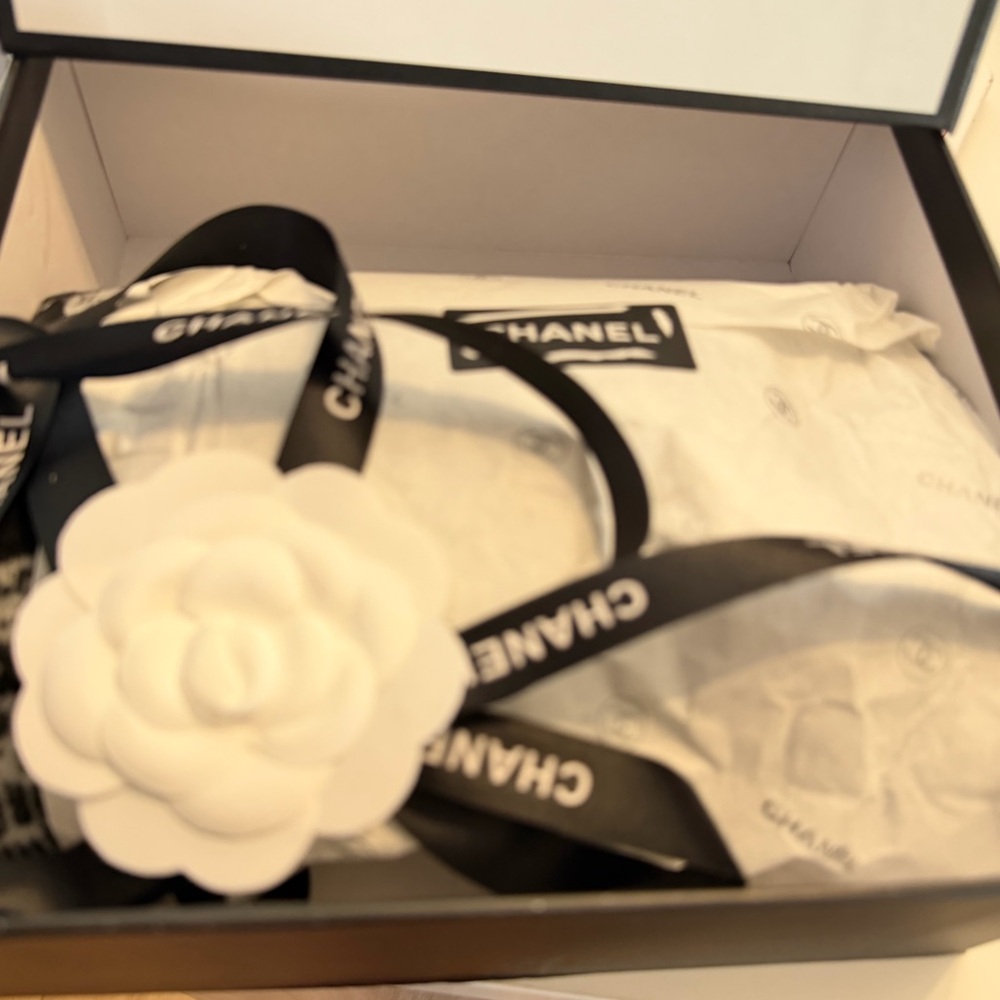 CHANEL Black and White Cashmere Silk Blend Scarf/ Wrap/VIP GWP - Picture 6 of 9